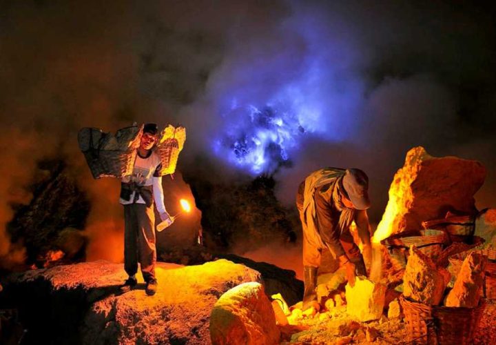 paket wisata banyuwangi 4h3m, blue fire kawah ijen